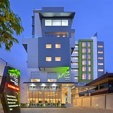 Whiz Prime Hotel Basuki Rahmat Malang Buitenkant foto