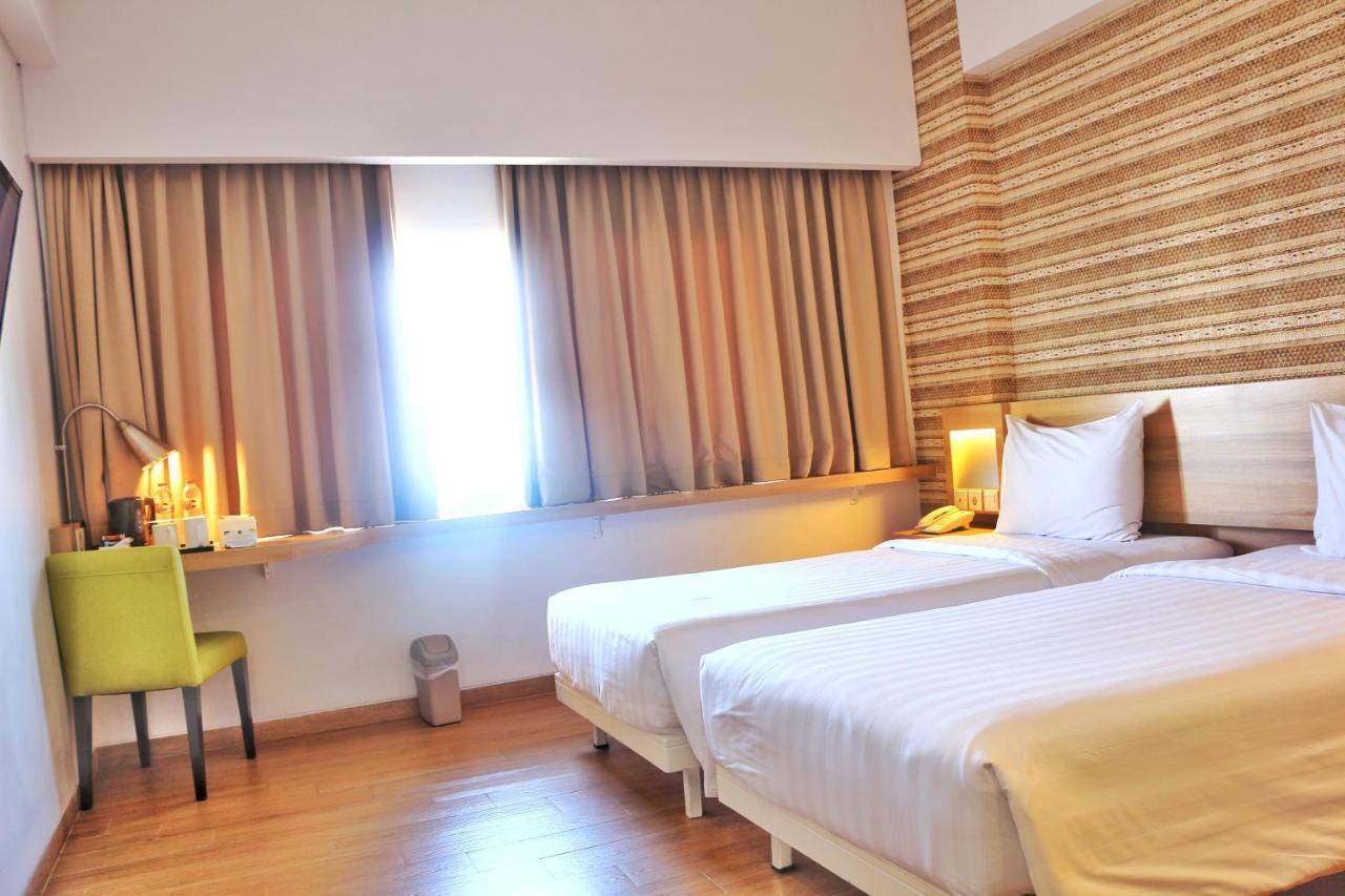 Whiz Prime Hotel Basuki Rahmat Malang Buitenkant foto
