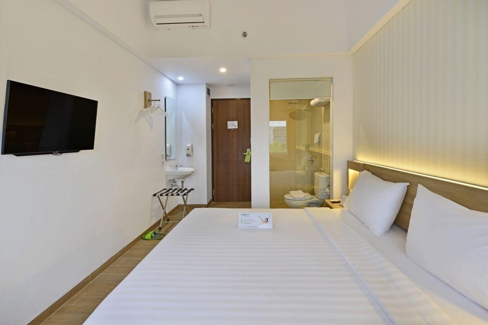 Whiz Prime Hotel Basuki Rahmat Malang Buitenkant foto