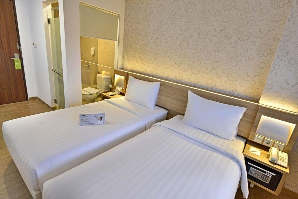 Whiz Prime Hotel Basuki Rahmat Malang Buitenkant foto