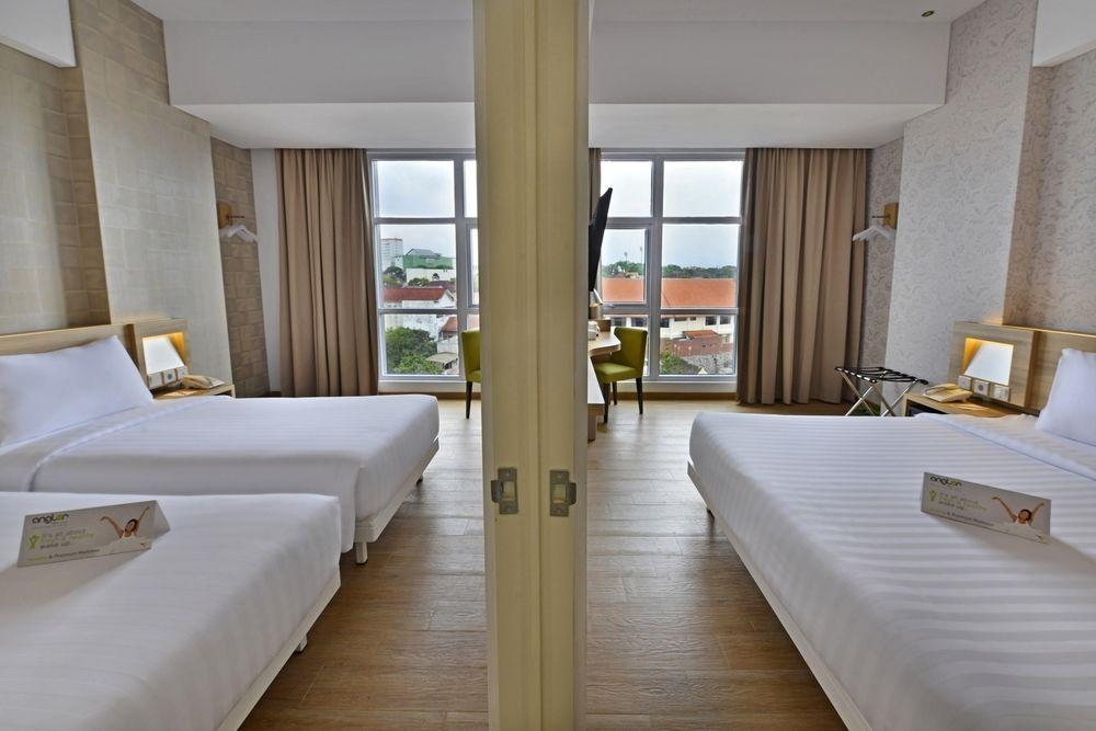 Whiz Prime Hotel Basuki Rahmat Malang Buitenkant foto