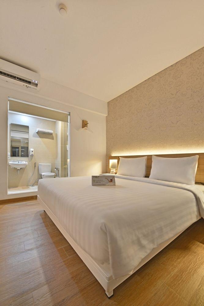 Whiz Prime Hotel Basuki Rahmat Malang Buitenkant foto