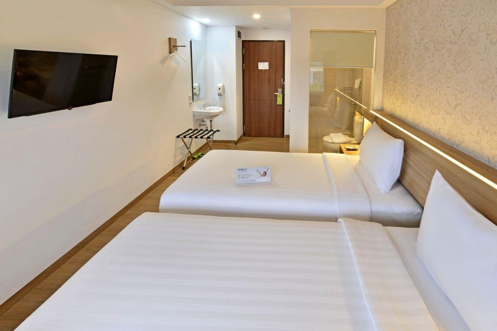 Whiz Prime Hotel Basuki Rahmat Malang Buitenkant foto