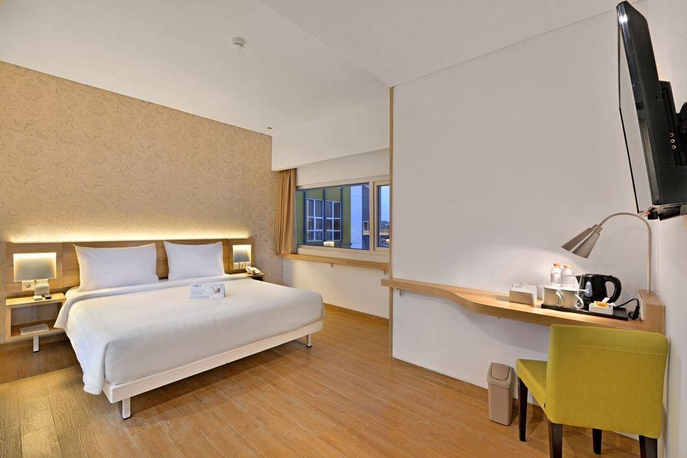 Whiz Prime Hotel Basuki Rahmat Malang Buitenkant foto