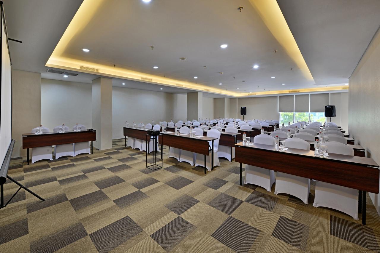 Whiz Prime Hotel Basuki Rahmat Malang Buitenkant foto