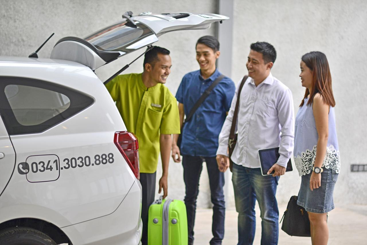 Whiz Prime Hotel Basuki Rahmat Malang Buitenkant foto