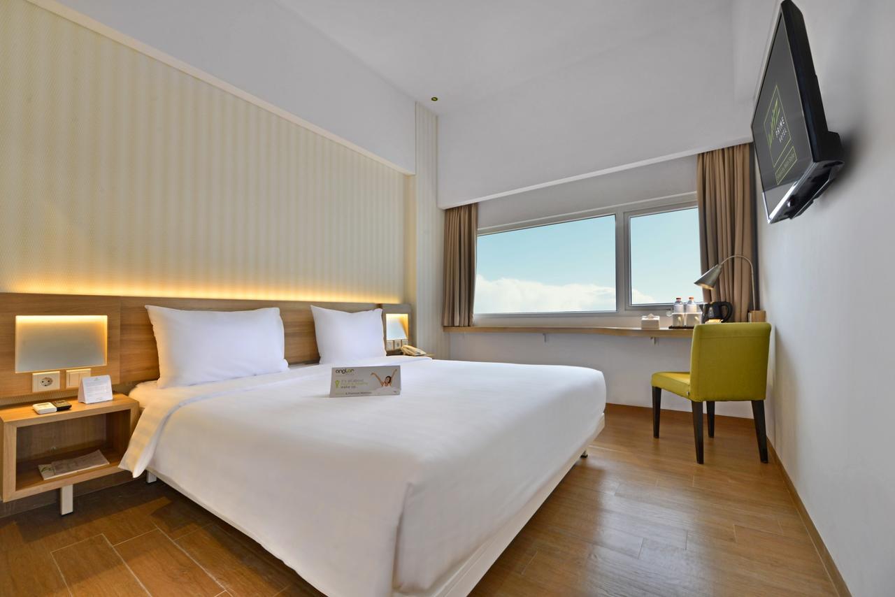 Whiz Prime Hotel Basuki Rahmat Malang Buitenkant foto