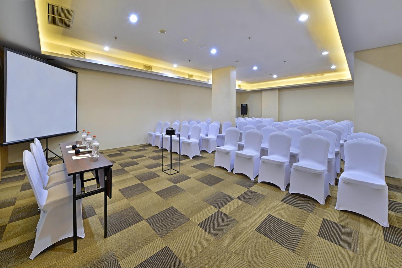 Whiz Prime Hotel Basuki Rahmat Malang Buitenkant foto