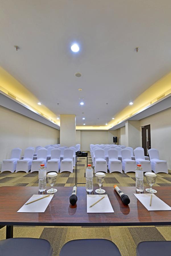 Whiz Prime Hotel Basuki Rahmat Malang Buitenkant foto
