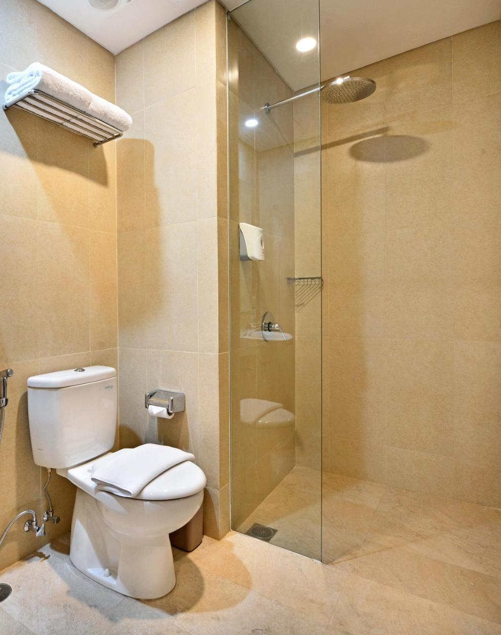 Whiz Prime Hotel Basuki Rahmat Malang Buitenkant foto