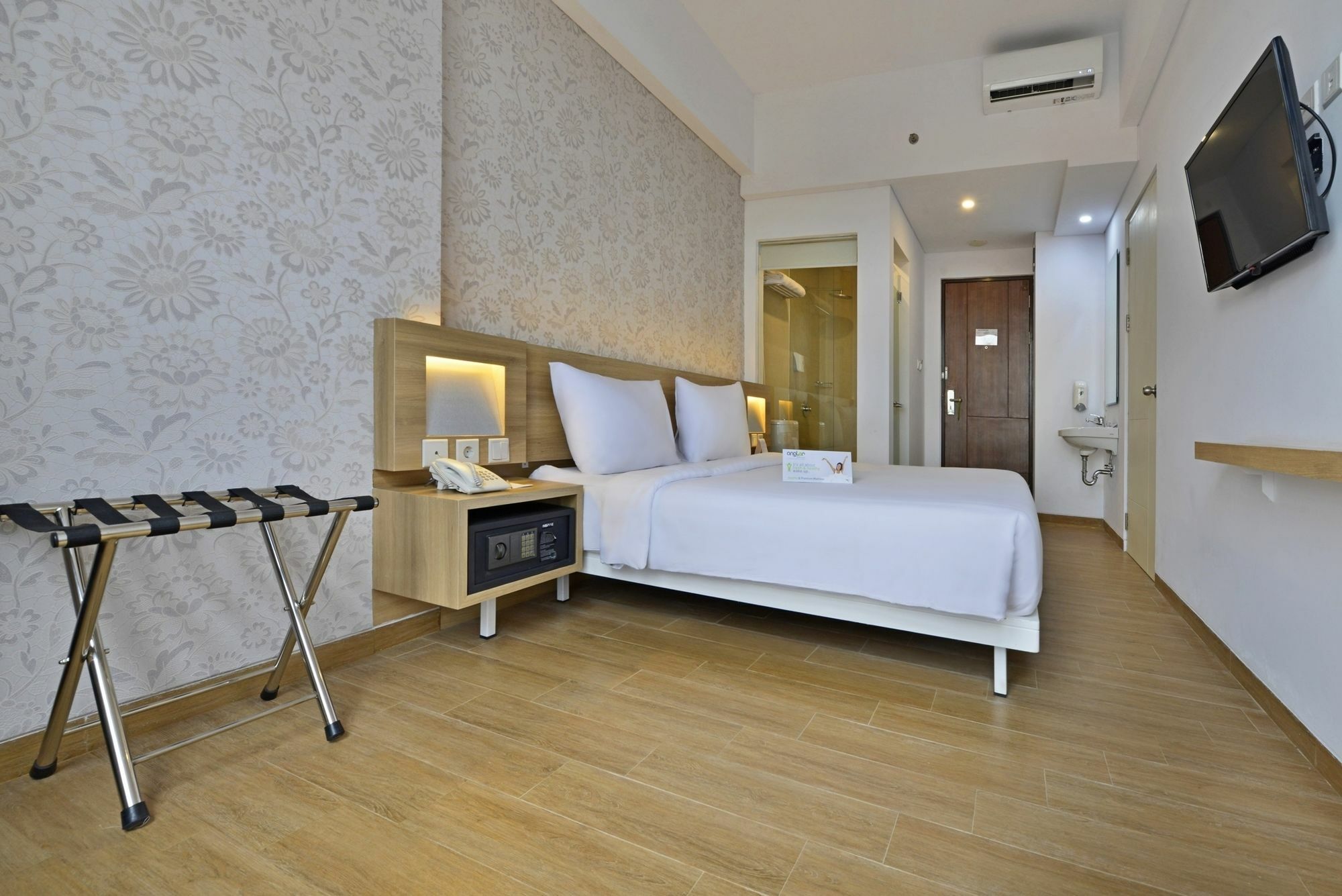 Whiz Prime Hotel Basuki Rahmat Malang Buitenkant foto