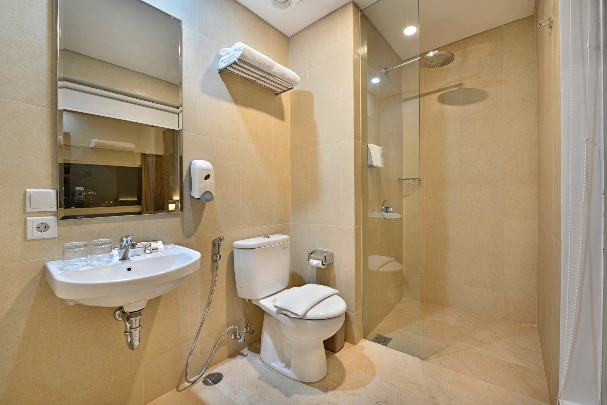 Whiz Prime Hotel Basuki Rahmat Malang Buitenkant foto