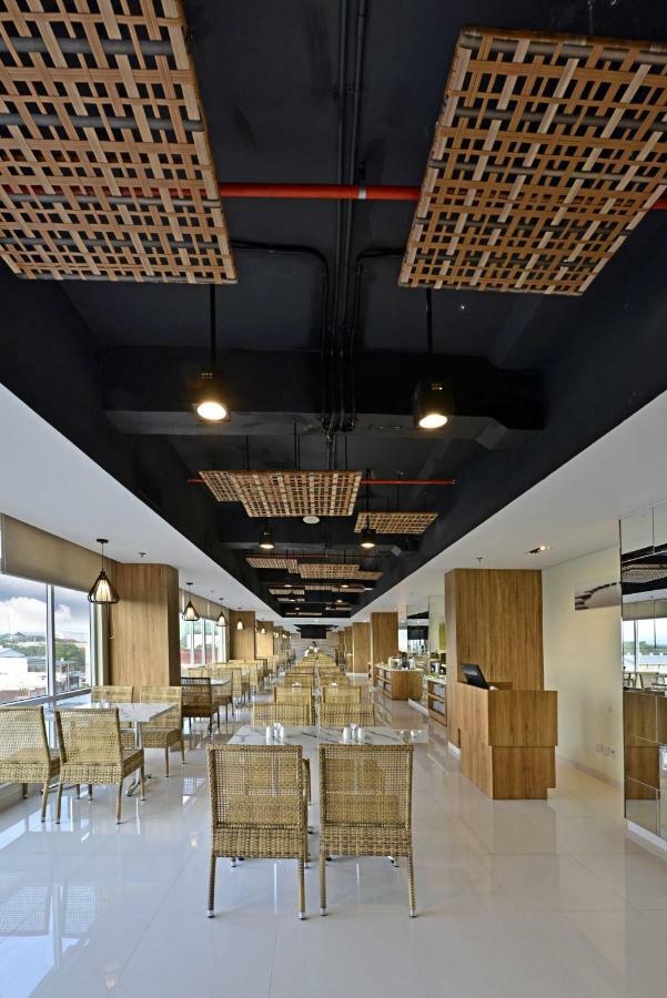 Whiz Prime Hotel Basuki Rahmat Malang Buitenkant foto